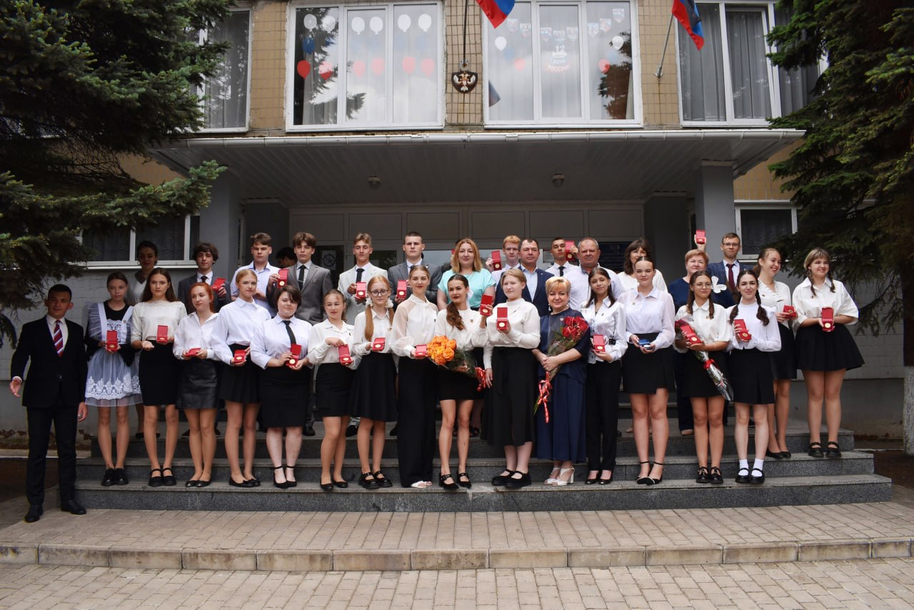 В городе Кировское прошло награждение 25 медалистов.