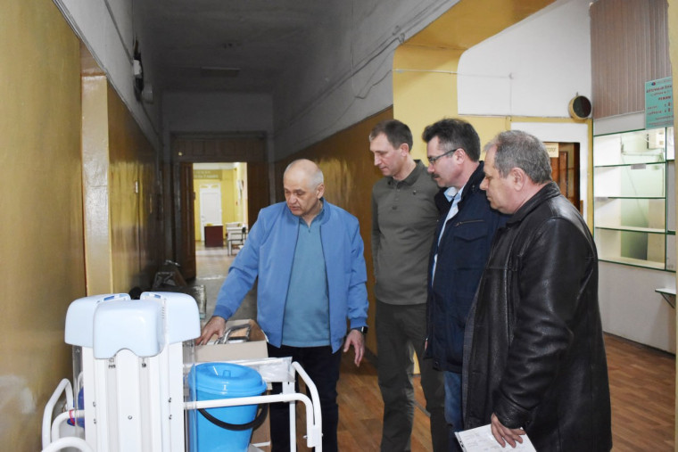 Владимирская область передала оборудование больнице Кировского. Владимирская область передала оборудование больнице Кировского.